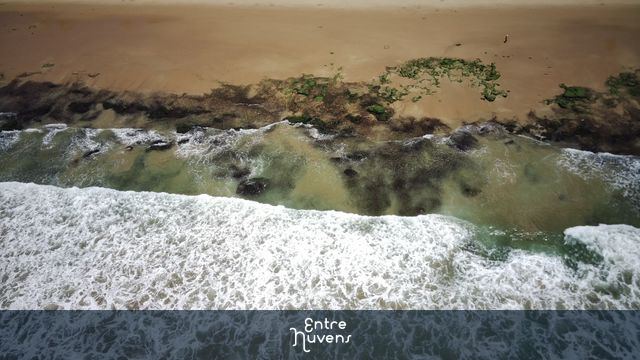 Vista Aérea Espetacular de Praia com Rochas e Ondas — vídeo aéreo de Lauro de Freitas