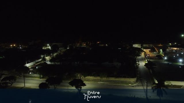 Vista Aérea Noturna de Bairro Residencial em Cabo Frio