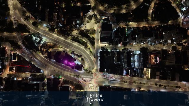 Vista Aérea Noturna de São Paulo: Avenida Paulista