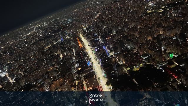Vista Aérea Noturna de São Paulo: O Brilho da Metrópole