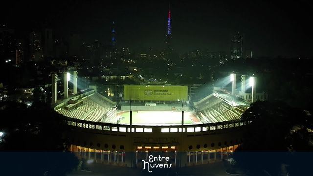 Vista aérea noturna do Estádio do Pacaembu e Árvore Nataliana