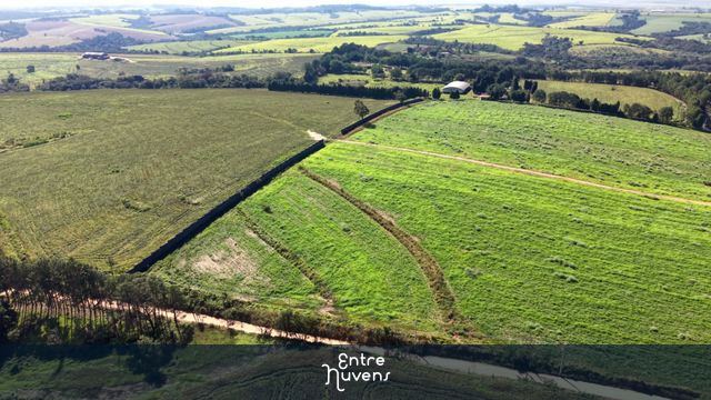 Vista aérea panorâmica de fazenda produtiva e paisagem rural — vídeo aéreo de Sorocaba