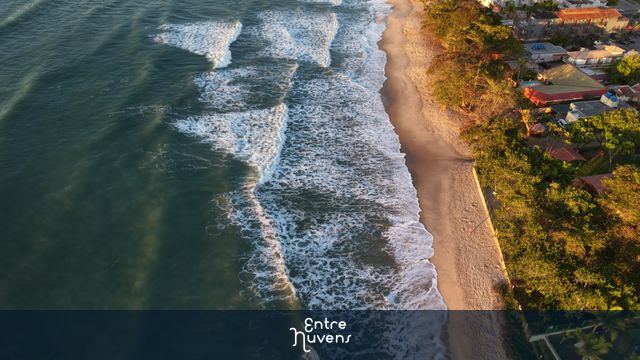 Vista aérea paradisíaca do litoral brasileiro ao pôr do sol — vídeo aéreo de Ubatuba