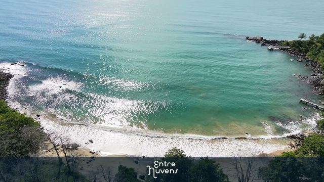 Vista Aérea Paraíso: Praia com Águas Cristalinas em Ilhabela