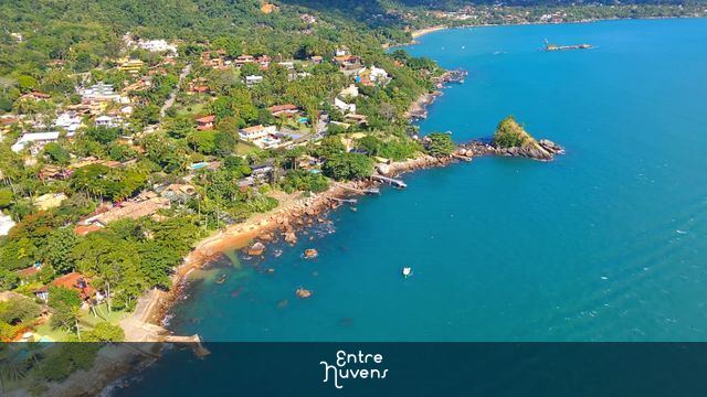 Vista aérea próxima a praia da feiticeira - Ilhabela