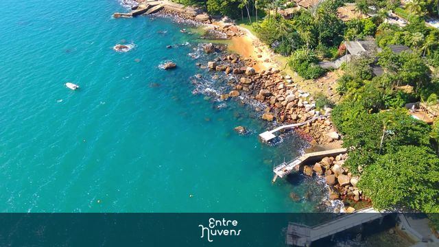 Vista aérea próxima a praia da feiticeira - Ilhabela