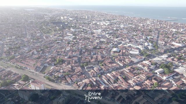 Vista aérea urbana com o litoral ao fundo