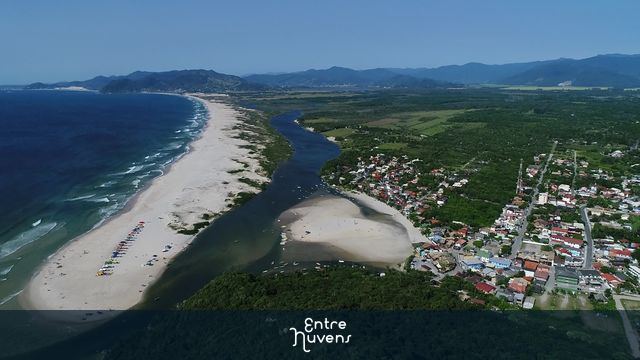 Vista da Pedra do Urubú, Guarda do Embaú — vídeo aéreo de Garopaba