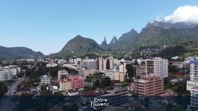 Vista do Dedo de Deus e bairro do Alto em Teresópolis rotacionando