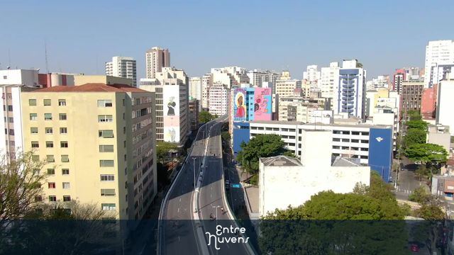 Vista do Elevado Pres. João Goulart, conhecido como Minhocão. — vídeo aéreo de São Paulo
