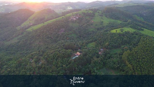 Vista do entardecer em grande área verde de Itapeva, MG