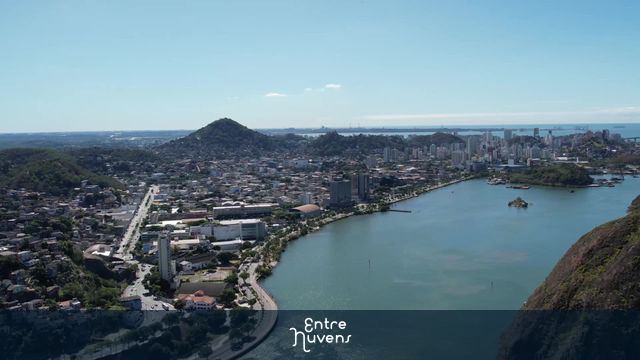 Vista do Penedo para a cidade de Vitória sobre a baía. — vídeo aéreo de Vila Velha
