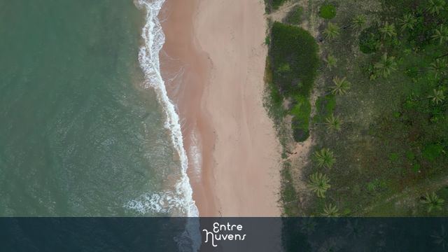 Vista em 90 graus de praia tropical em dia nublado