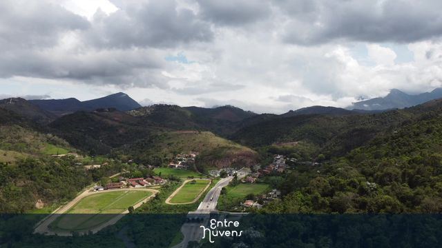 Vista montanhosa no interior da cidade e rodovia com pedágio.  — vídeo aéreo de Teresópolis