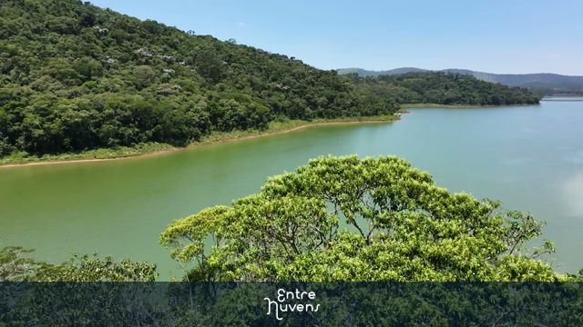 Vista Panorâmica da Represa no Interior: Natureza e Paisagem Relaxante — vídeo aéreo de Atibaia