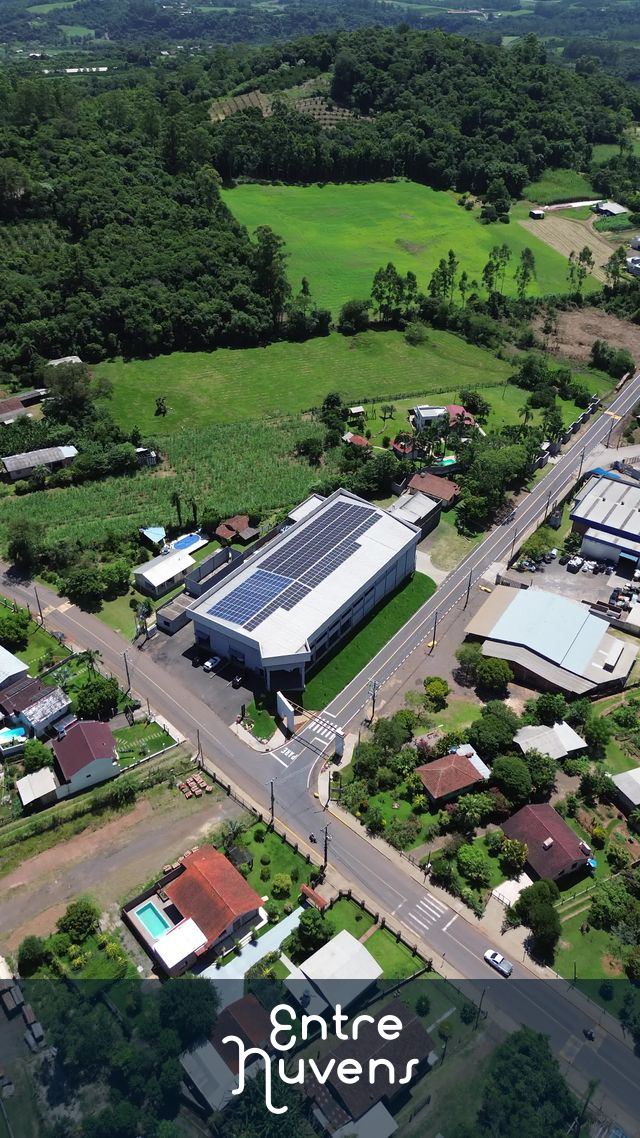 Voando em volta de um galpão com placas solares — vídeo aéreo de Tupandi