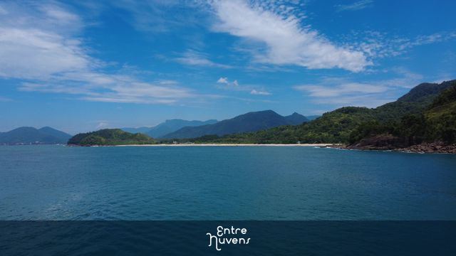 Voando sobre o mar em direção à Praia Vermelha do Norte, Ubatuba. — vídeo aéreo de Santos