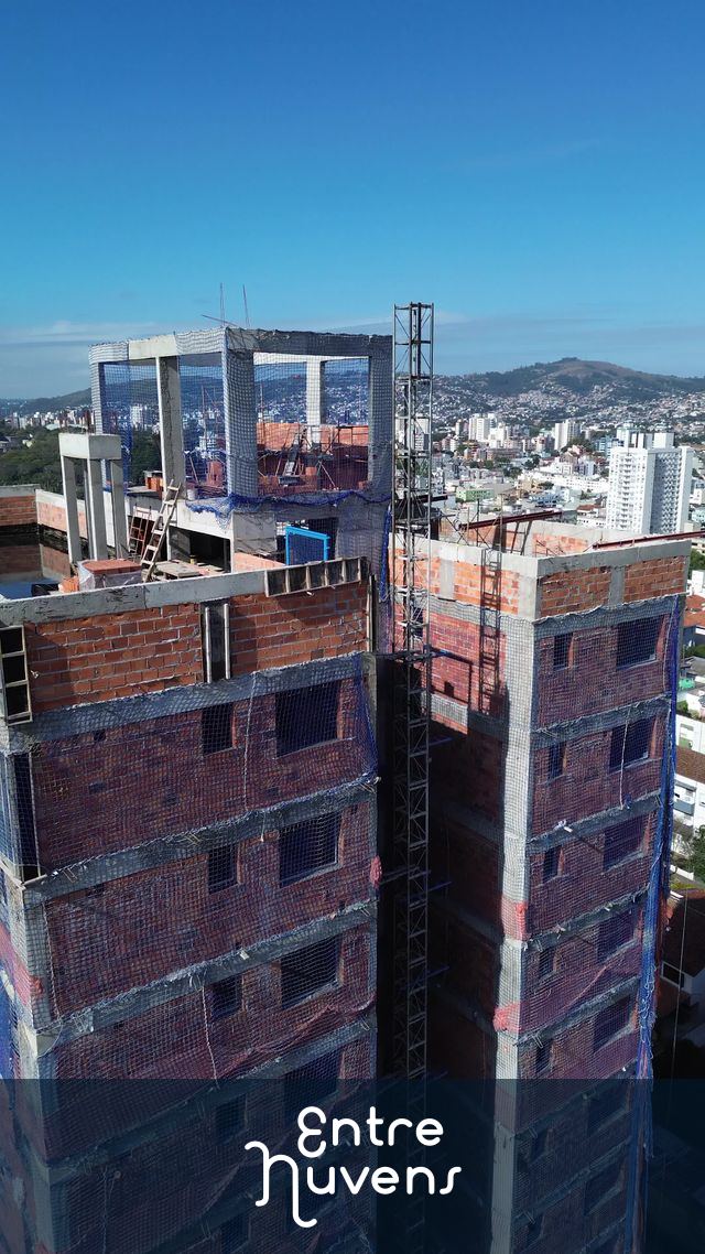 Volta em topo de prédio em construção — vídeo aéreo de Porto Alegre