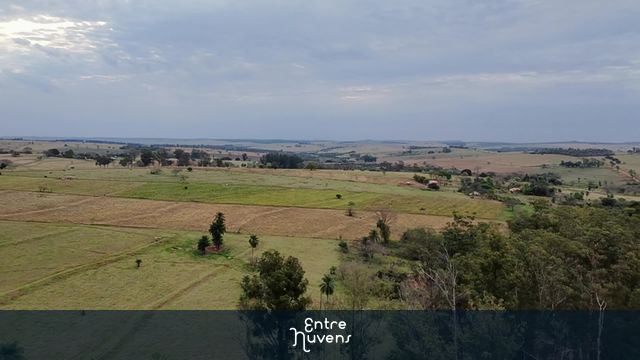 Voo aéreo 4K - Estrada rural cercada por natureza — vídeo aéreo de Umuarama