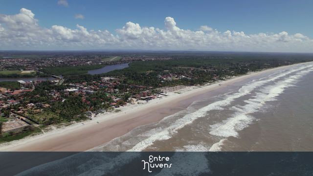 Voo Aéreo de Revelação com Subida e Ângulo Ajustável na Praia de Canavieiras, Bahia - 4K