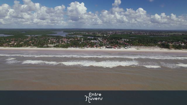 Voo Aéreo em Alta Altitude de Ângulo Zenital ao Horizonte na Praia de Canavieiras, Bahia - 4K