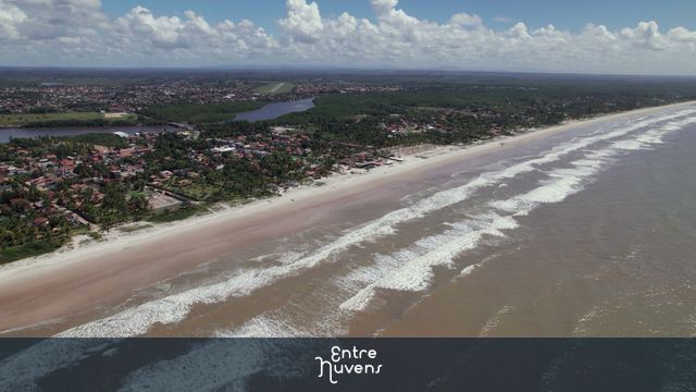Voo Aéreo em Aproximação Diagonal da Orla de Canavieiras, Bahia - 4K