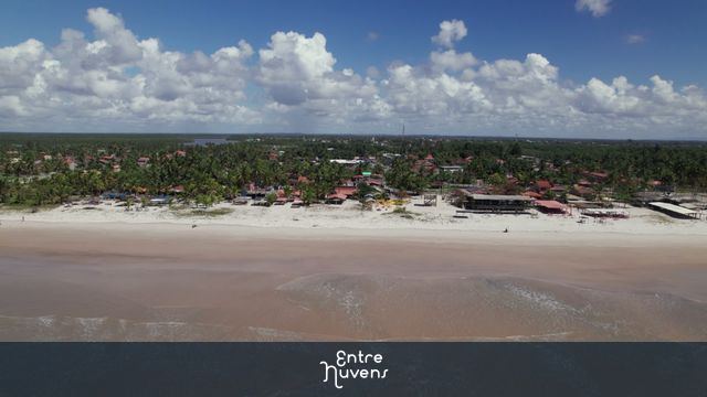 Voo Aéreo Frontal com Aproximação Descendente na Praia Ensolarada de Canavieiras, Bahia - 4K