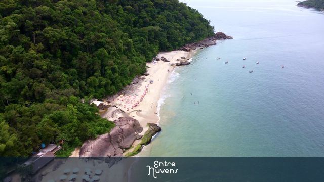 Voo aéreo sobre a costa de Ubatuba ao pôr do sol, Brasil. 4k, dolly in