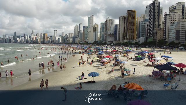 Voo baixo, Balneario Camboriú Dezembro de 2024 — vídeo aéreo de Balneário Camboriú