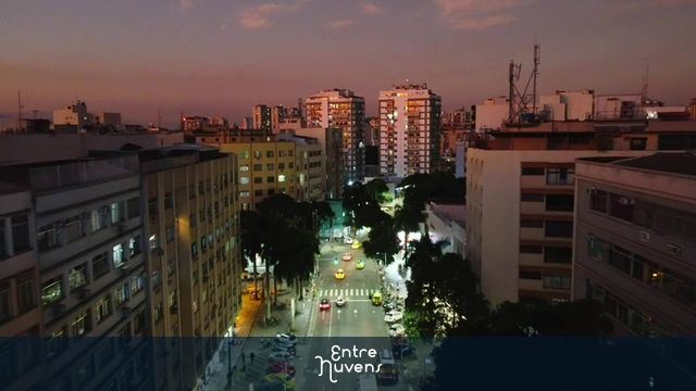 Voo de drone entre predios sobre a rua conde de bonfim na tijuca para o largo da segunda feira