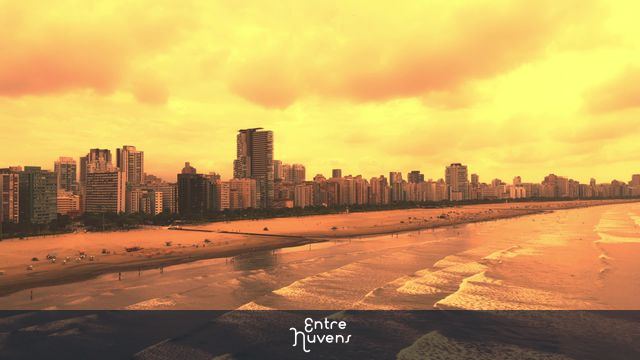Vôo de final de tarde através do monumento Tomie Ohtake no quebra mar em Santos SP