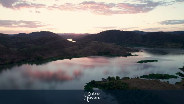 Voo Descendente e Frontal Sobre o Rio Paraíba do Sul no Pôr do Sol (Próximo à BR-393) — vídeo aéreo de Três Rios