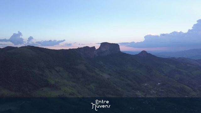Voo no fim de tarde no vale do Paiol Grande — vídeo aéreo de São Bento do Sapucaí