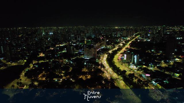 Voo noturno sobre uma das principais vias de Recife, a Av. Agamenom Magalhães