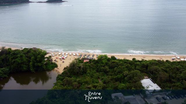 Vôo pela mata atlântica passando pelo rio e chegando até o mar em 4k