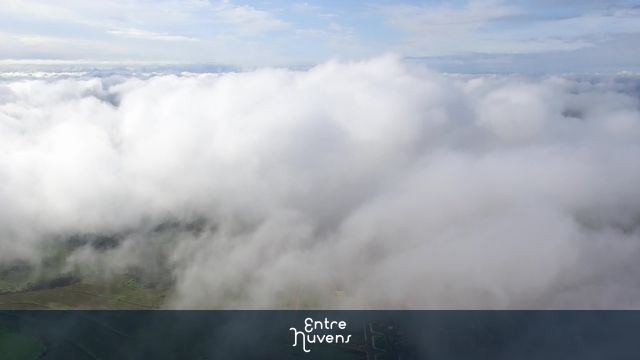 Vôo próximo das nuvens  — vídeo aéreo de Londrina