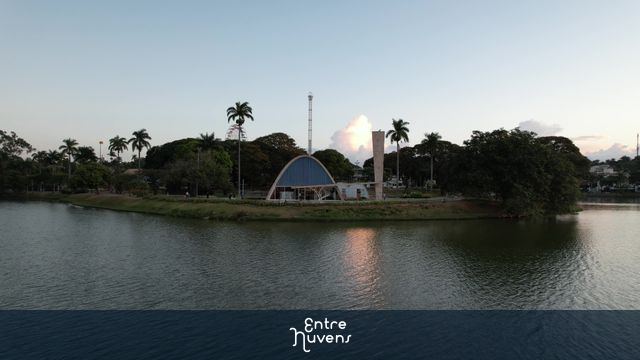 Voo rasante à frente da Igreja de são Francisco de assis, a igrejinha da pampulha em Belo Horizonte