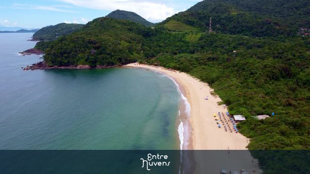 Vôo sobre a costa de Ubatuba, faixa de areia entre a floresta e a praia, 4k, dolly in