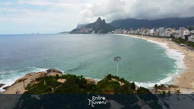 Voo sobre a pedra do Arpoador no Rio de Janeiro
