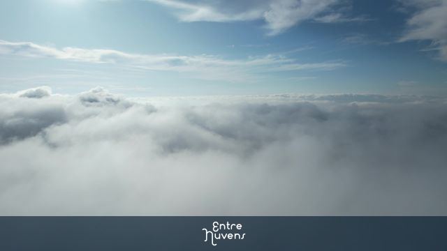Voo sobre as núvens, céu azul e clima calmo