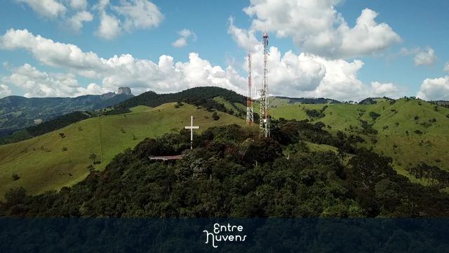 Voo sobre o Mirante do Cruzeiro, Sao Bento do Sapucai.
